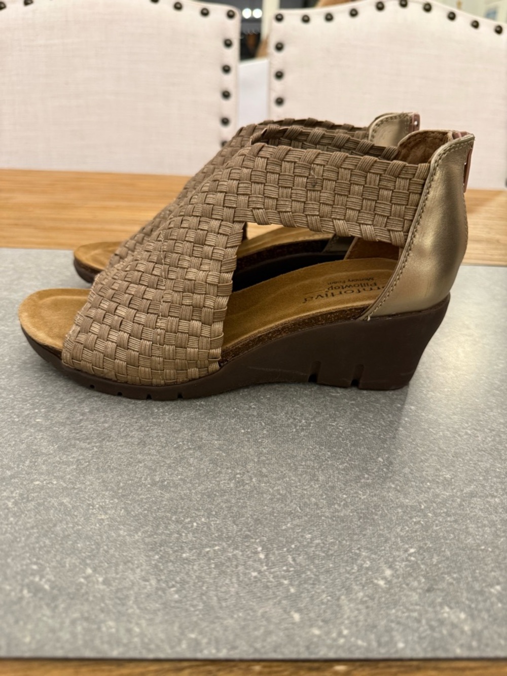 Comfortiva Alesha Metallic Woven Wedge Sandals Bronze Gold 6.5 NIB - Picture 4 of 12